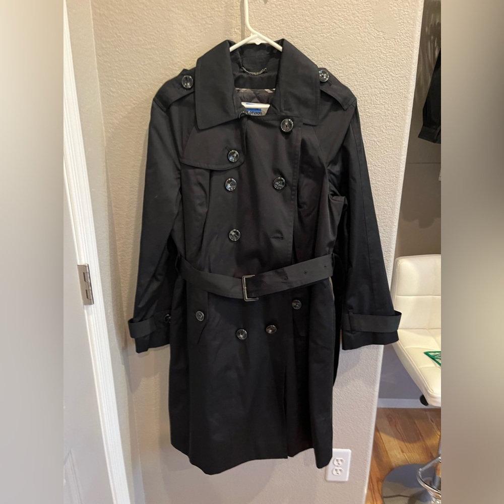 Women’s Double Breasted Button Front Trench With Belt.